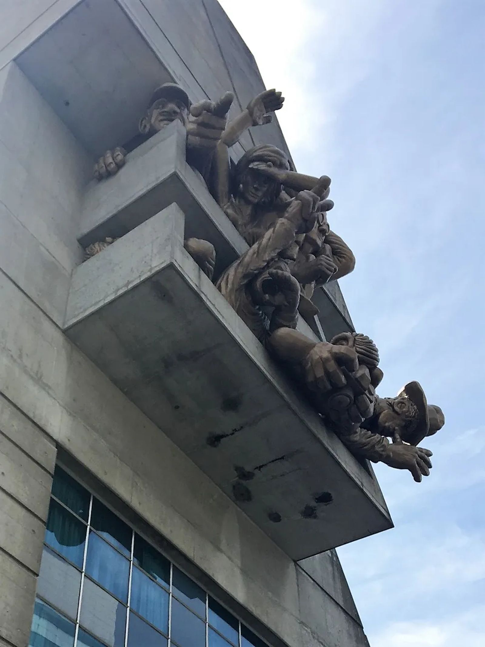Photo of "The Audience" sculpture on Rogers Centre in Toronto, Canada