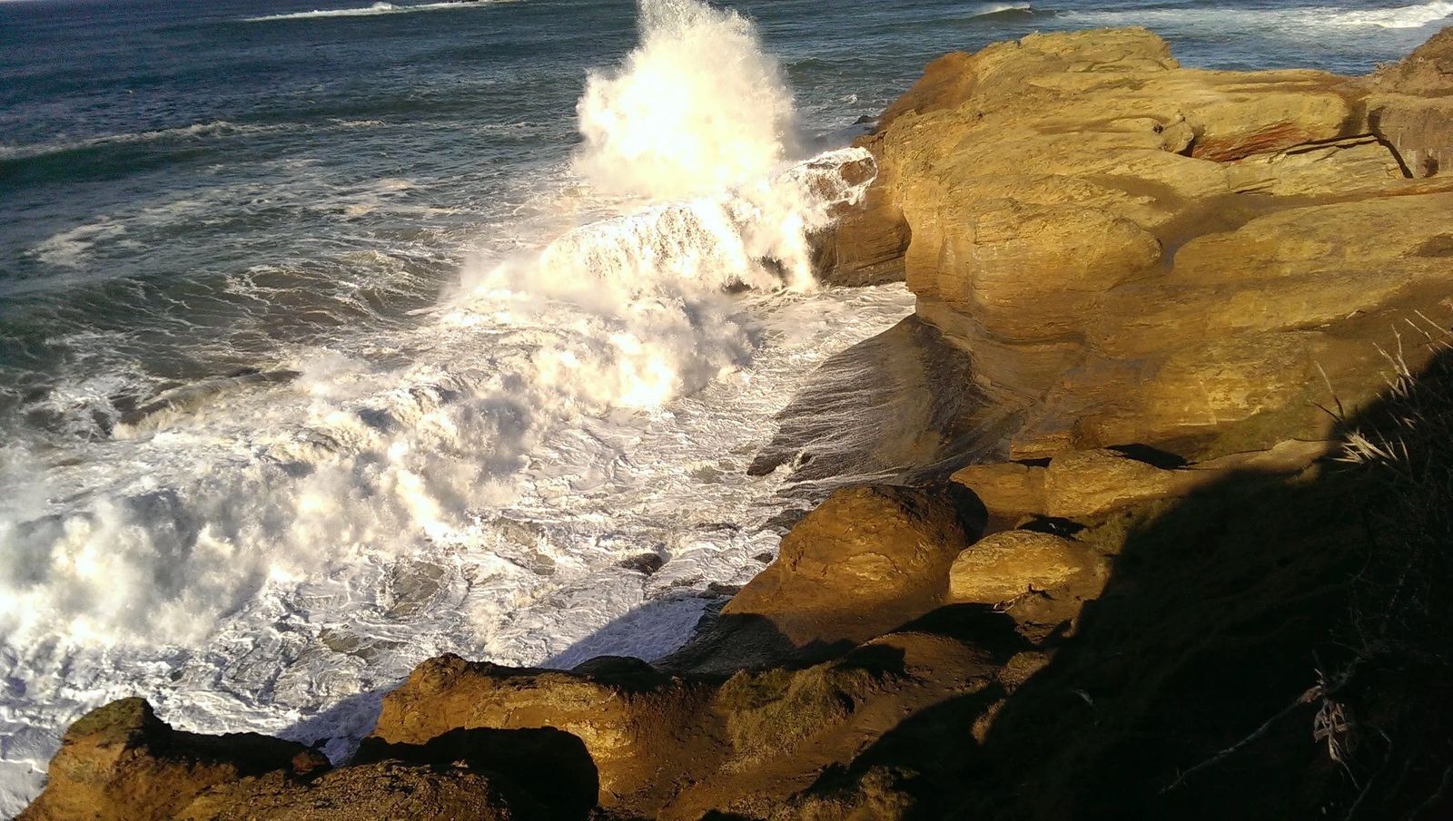 Photo of waves near the Devil's Punchbowl in Oregon