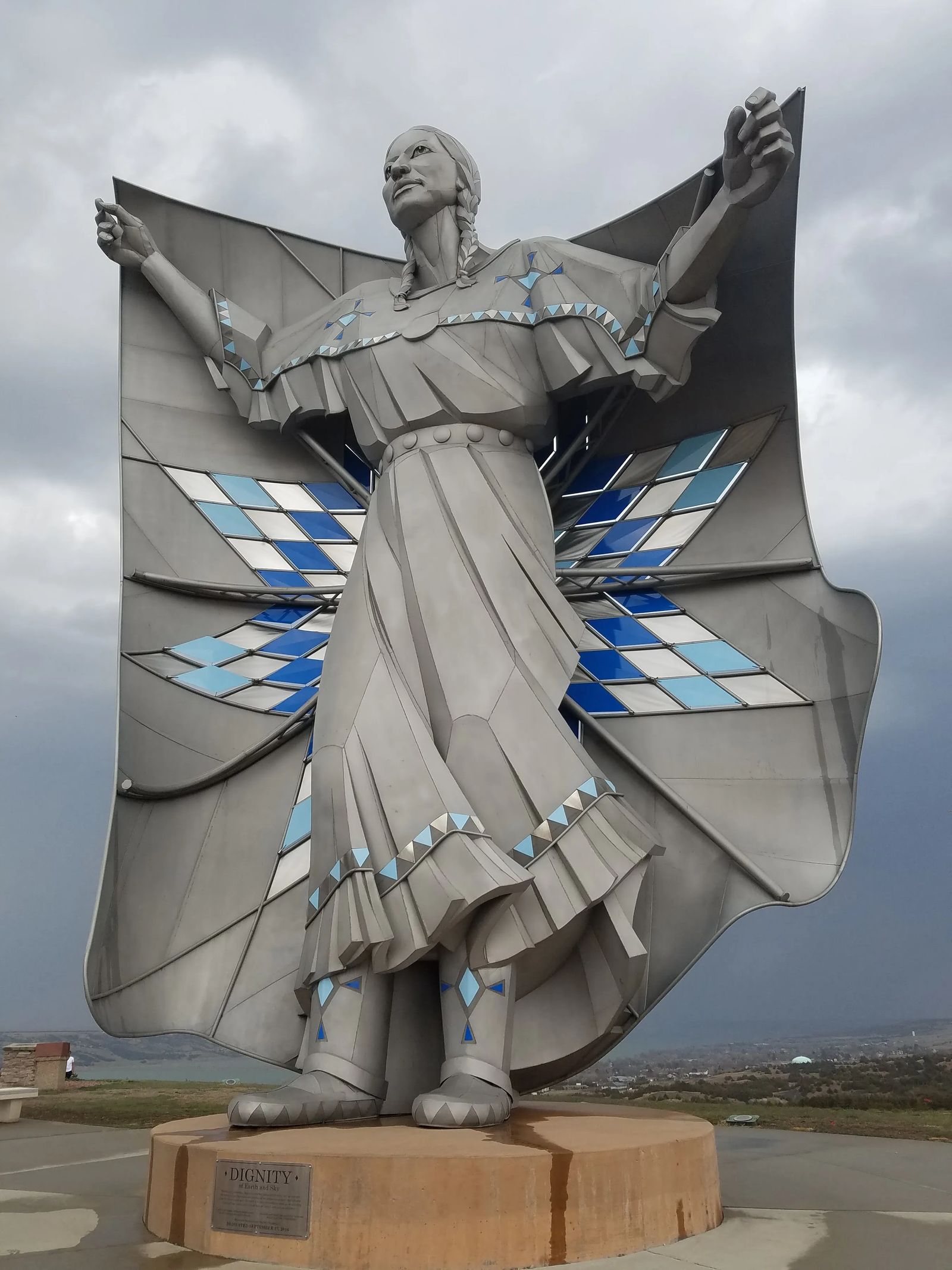 A photo of the "Dignity of Earth and Sky" statue in Chamberlain, South Dakota