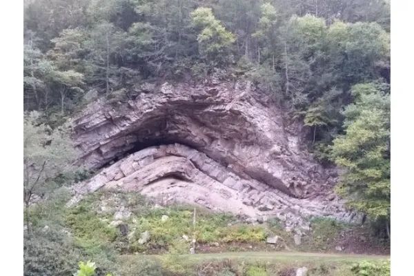 Photo of Devil's Backbone (Huntersville Anticline) geologic formation near Huntersville, West Virginia