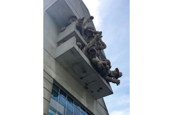 Photo of "The Audience" sculpture on Rogers Centre in Toronto, Canada