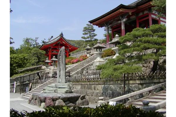 Photo of The West Gate of Kiyomizu-dera temple in Kyoto, Japan