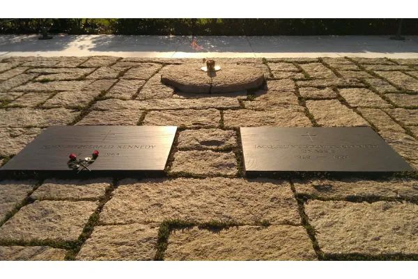 Photo of JFK's grave site in Arlington National Cemetery