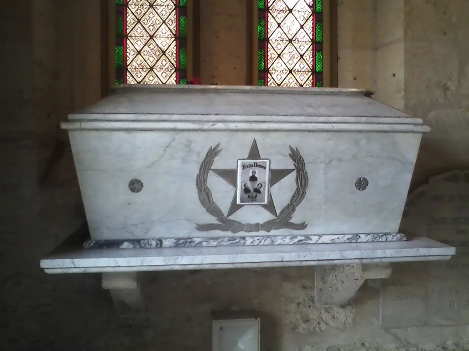 Photo of marble coffin containing the remains of Davy Crockett and Jim Bowie, in San Antonio, Texas