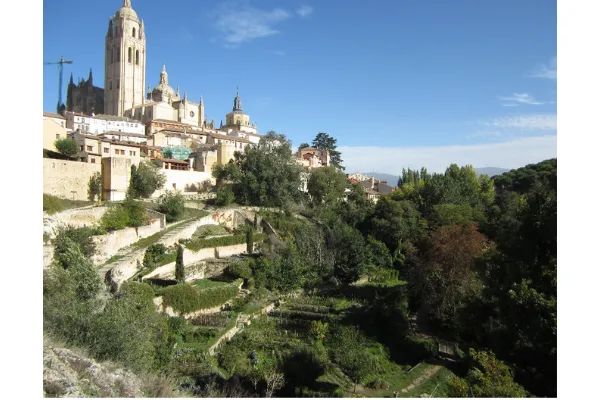 Photo of a path outside of Segovia, Spain
