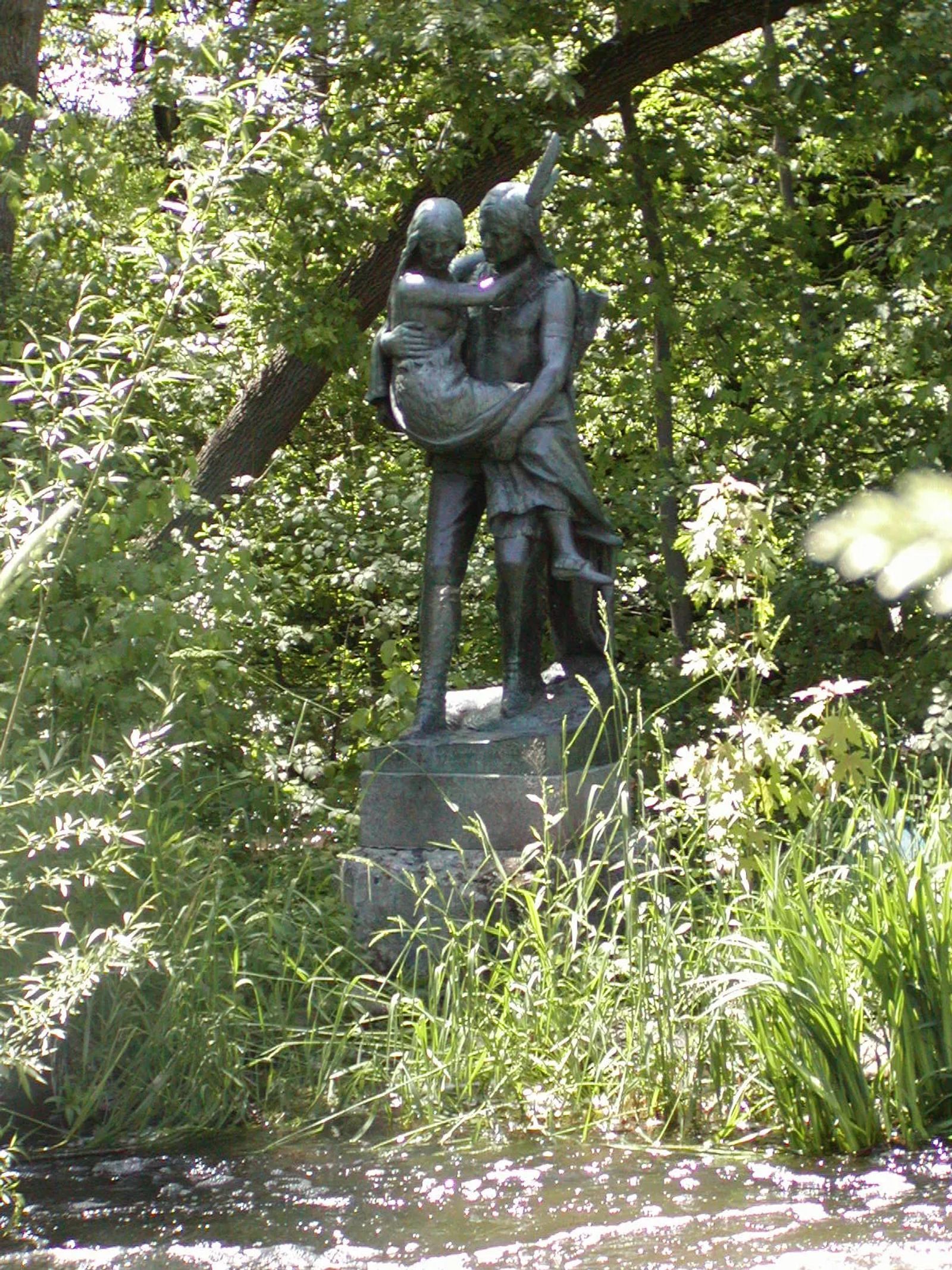 Photo of statue of Hiawatha carrying Minnehaha over a stream, in Minneapolis, Minnesota